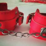 ESPOSAS ROJAS CON PELUCHE Y CADENAS