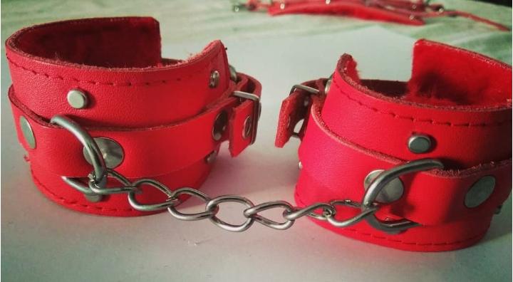 WhatsApp-Image-2020-07-28-at-22.44.11 ESPOSAS ROJAS CON PELUCHE Y CADENAS - Imagen 1
