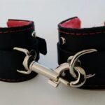 ESPOSAS NEGRAS ANCHAS CON PELUCHE ROJO