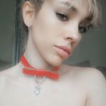 COLLAR MOÑO CON ARO Y DIJE ROJO